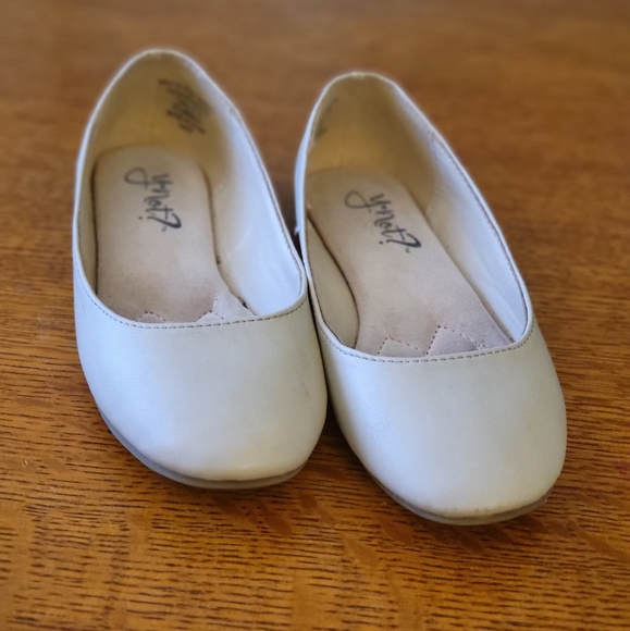 Beige youth size 11 flats - Picture 3 of 5